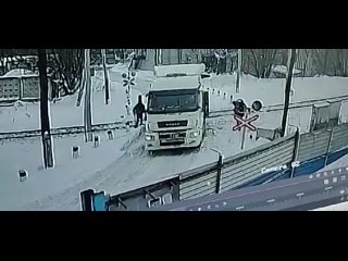 🚛В Домодедово поезд протаранил грузовик на ж/д переезде.  

Грузовик встал поперёк путей и преградил путь..