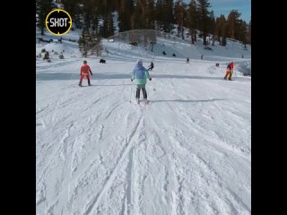 Лыжник едва не врезался в огромного медведя на горнолыжном курорте Heavenly Mountain в Калифорнии.

На кадрах видно,..