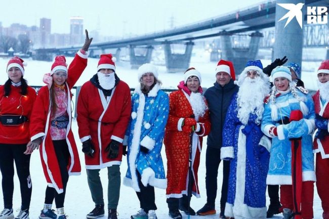 В Новосибирске прошел забег Дедов морозов и Снегурочек. Традиционно его проводят в последнюю субботу..