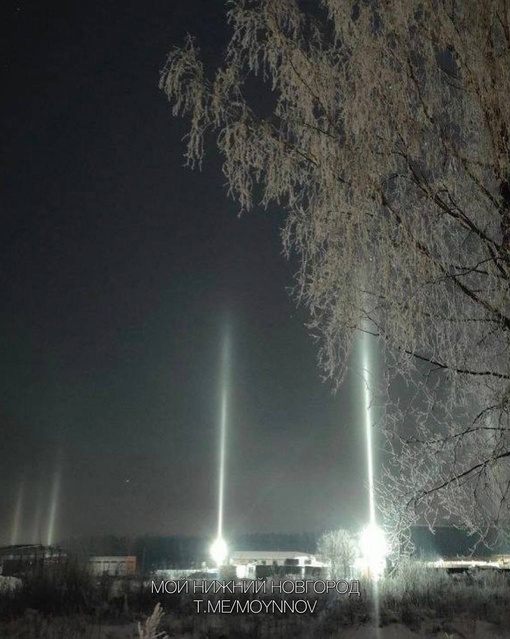 💙Сегодня ночью в небе над Нижегородской областью можно увидеть световые столбы. 
 
Невероятное..