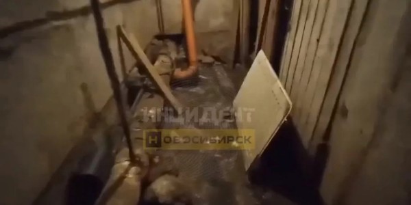 По словам местных жителей, канализация смывается в подвал здания

В Новосибирске жители дома №94/3 по улице..