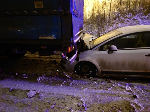 71-летнему водителю оторвало ногу в массовом ДТП в Колтушах. 
 
Пенсионер на грузовике Hyundai выехал на встречку..