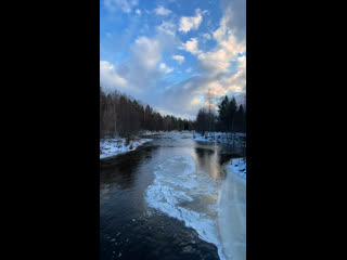 Зима, солнце, снег и река 🧤🌞❄️
Что может быть красивее? 😻
..