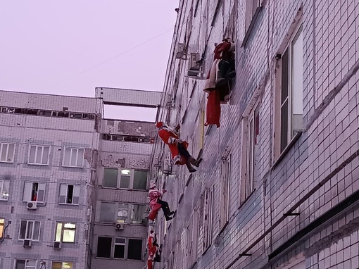 Дед Мороз верхом на огнедышащем драконе поздравил детишек в Нижегородской детской областной больницы

В..