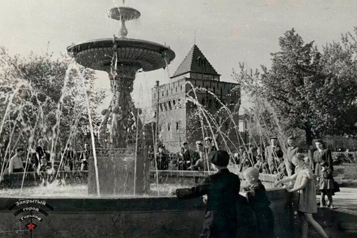 В сквере у фонтана на площади Минина и Пожарского , 1952 г..