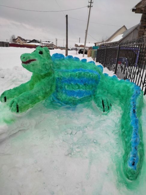 Новогодние фигуры из снега в селе Коса

Как..