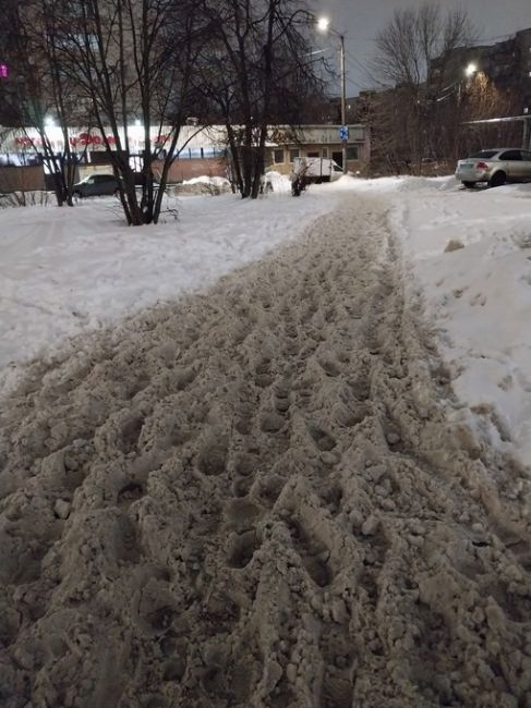 Уважаемые коммунальщики г. Нижнего Новгорода, у меня такой вопрос. Почему, как зима и оттепель, тротуары в..