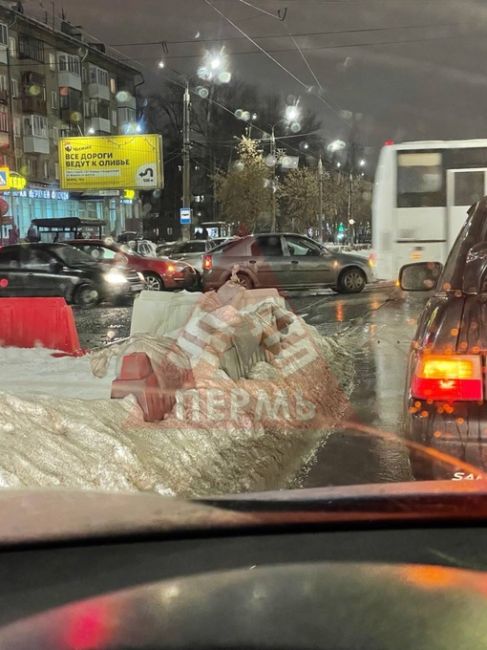 От подписчиков 

Ещё одно мелкое ДТП. В этот раз на перекрёстке улиц Мира и Леонова. Будьте..