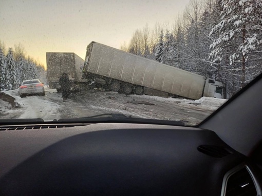 На дороге Кукуштан-Оса возле деревни Аннинск сегодня произошло жесткое ДТП

По словам очевидцев, один..