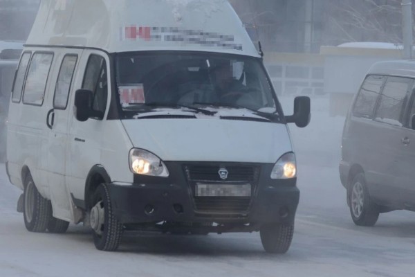 «Он орал на детей матом»: в Новосибирске водитель маршрутки выгнал троих пятиклассников из-за неоплаченного..