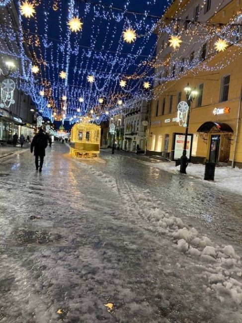 Главная пешеходная улица города, как и большинство других, сегодня превратилась в каток.

📸..