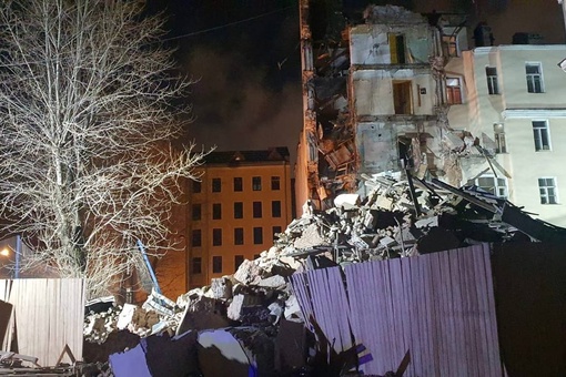 Шестиэтажный дом обрушился в Санкт-Петербурге. 
 
По предварительным данным около двух часов ночи произошло..