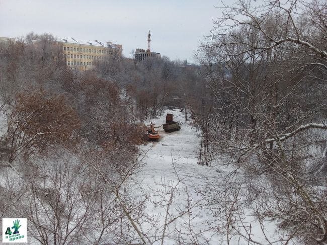 🚜🌳🪓

Прямо перед новым годом началось строительство террасного парка в Почаинском овраге.

Началось, как..