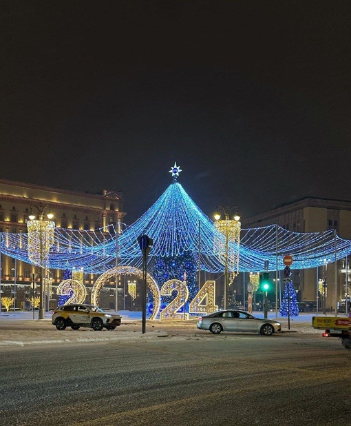 🎄Россыпь огней на Лубянской площади.

Фото..