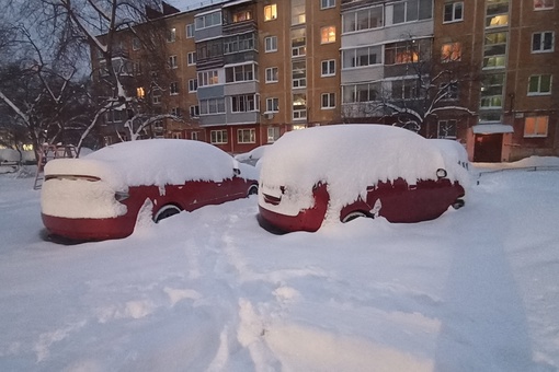 🌨️ Красноярск за ночь завалило «аномальным» количеством снега. 

Это утро выдалось одинаково непростым для..