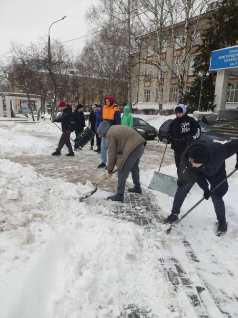 🗣Студенты Арзамасского политехнического института запустили челлендж - ребята просто взяли и убрали снег..