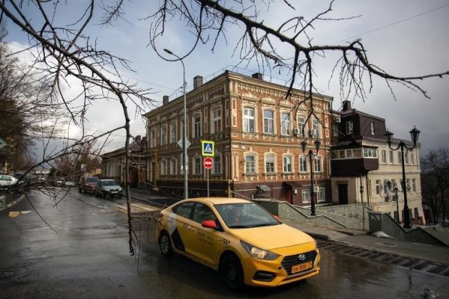 Ростов занял первое место в стране по дороговизне услуг за такси.

Цены на «Яндекс.Такси» в донской столице..