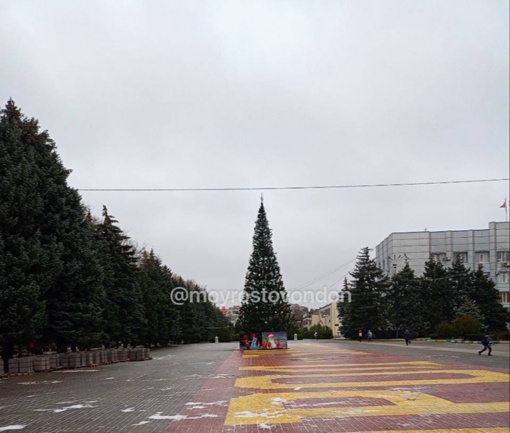 Елочку установили в центре Батайска 🌲 Новый год скоро..