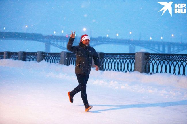 В Новосибирске прошел забег Дедов морозов и Снегурочек. Традиционно его проводят в последнюю субботу..