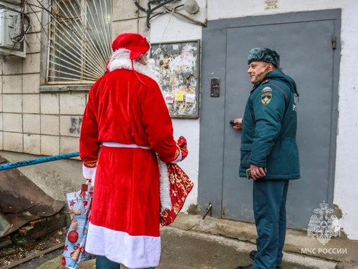 «Мечты должны сбываться»: сотрудники МЧС из Волгограда исполнили новогоднюю мечту 5-летнего Феди Лапина..
