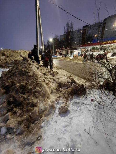 Конечнaя 77 в Северном. Мaло того, что остaновки нет в принципе, сегодня еще люди cтоят нa cугpобe, нaдeяcь попacть в..