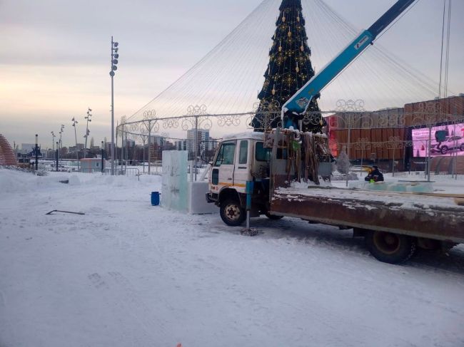 На городской эспланаде началось строительство главного ледового городка Перми. В этом году он называется..