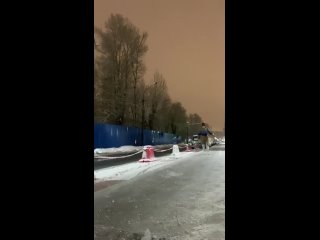 Петербурженка встала на коньки и проверила бесплатный каток, появившийся на улице Ленсовета. Программа..