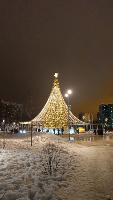 В парке Салават Купере включили ёлку..