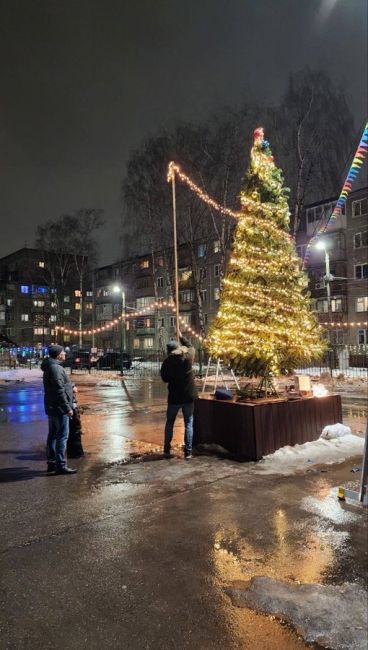 Вот так к Новому году жители Южного шоссе украсили свой двор.

Елочка, шары, гирлянды и даже светящийся..