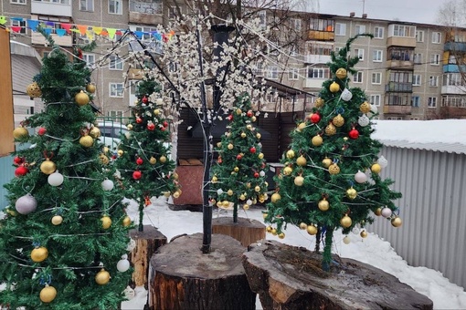 Вот так к Новому году жители Южного шоссе украсили свой двор.

Елочка, шары, гирлянды и даже светящийся..