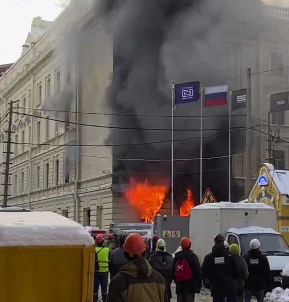 В центре Петербурга горит консерватория

Сегодня днём петербуржцы заметили огонь и клубы дыма в здании..