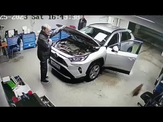 Подмосковные автомеханики обнаружили необычную причину стука под..