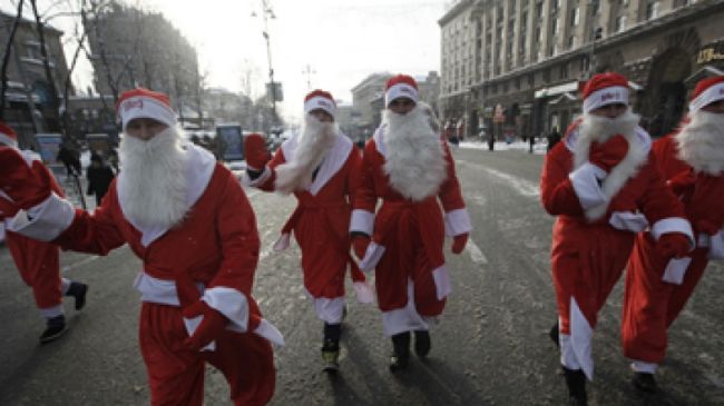 🎅 Тем временем дом на Петроградке «штурмуют» Деды Морозы 
 
Очень..