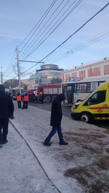 На Гагарина занесло автобус и он протаранил столб. Извините за мат.

Новости без цензуры (18+) в нашем..