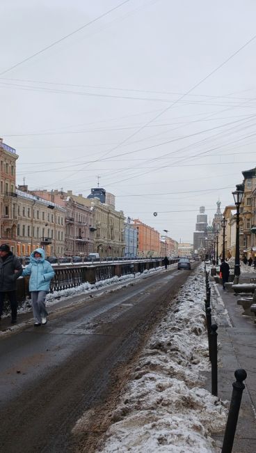 Наша подписчица сегодня заметила в Петербурге сугроб с благодарностью..