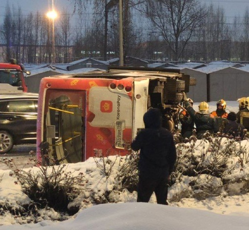 Автобус с людьми перевернулся на бок после столкновения со снегоуборочной техникой на перекрёстке..