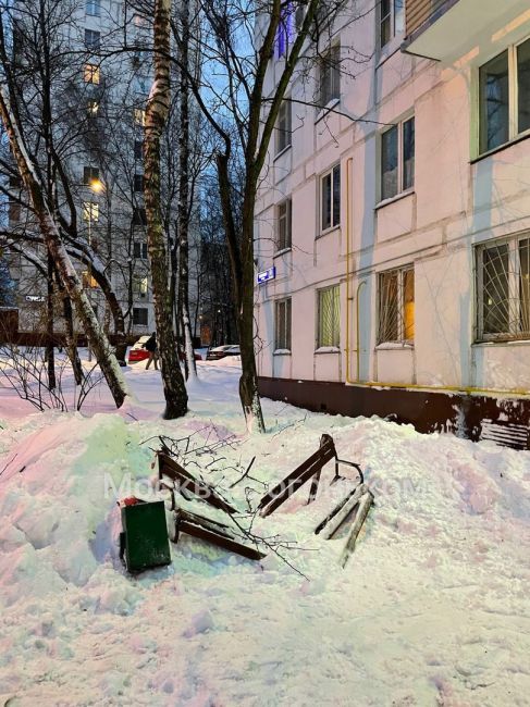 В районе Северное Медведково снег упал с крыши и сломал лавку. Повезло, что на ней никто в этот момент не..