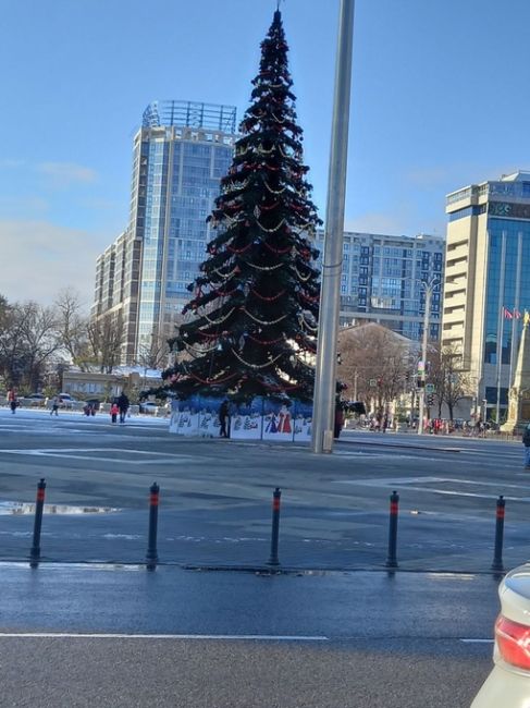 В Усть-Лабинске тоже ёлка лучше, чем в Краснодаре 🎄 

Видео..