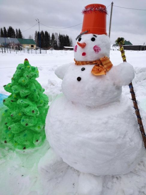 Новогодние фигуры из снега в селе Коса

Как..