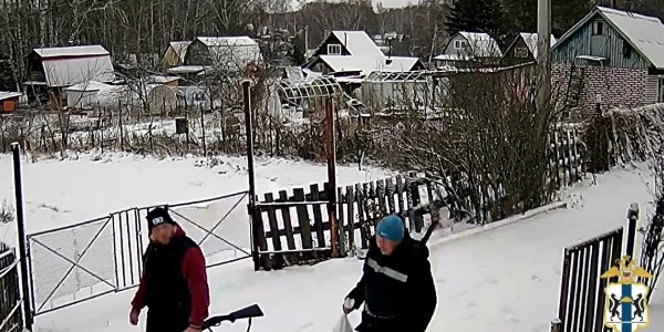 Мужчины были замечены камерами видеонаблюдения

Под Новосибирском в СНТ «Дубрава» около Кольцово..