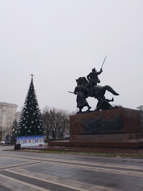 Фотопрогулка по благоустроенной к Новому году площади Советов у здания областного правительства в..