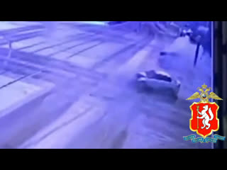 Авария произошла на перекрестке улицы Московская и проспекта Ленина

Водитель Land Rover проехал на красный свет..