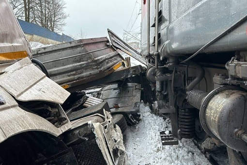 🚛В Домодедово поезд протаранил грузовик на ж/д переезде.  

Грузовик встал поперёк путей и преградил путь..