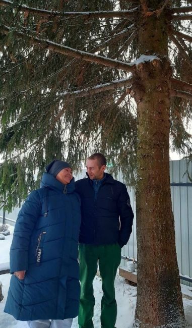 Знакомьтесь! 

Это житель Сокольского  Денис Цветков и его супруга Наталья, а рядом ёлочка, которая будет..
