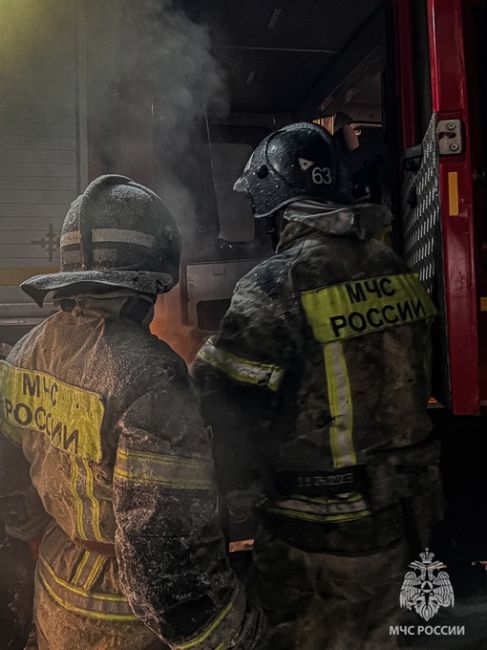 🔥 Вчера вечером в Губахе на ул. Танкистов произошел пожар.

Подразделения 63 пожарно-спасательной части..