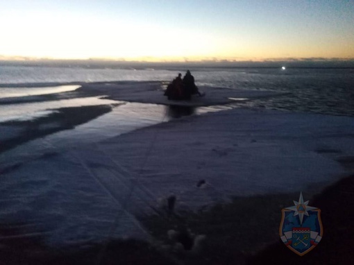 Мужчину спасли с отколовшейся льдины в Ладожском озере 
 
Бедолага оказался на куске льдины в Ладожском..