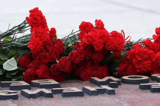 Сегодня в День Героев Отечества в Краснодаре возложили цветы к Вечному огню и почтили память павших

В..