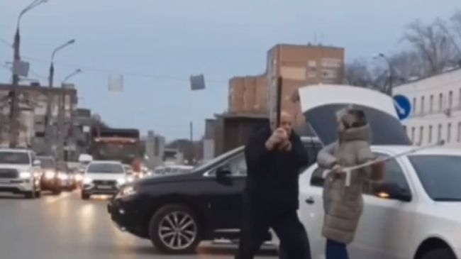 В Самаре мужчина и женщина избили друг друга палками после ДТП 
Самарские водители устроили битву на дороге
..
