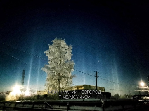 💙Сегодня ночью в небе над Нижегородской областью можно увидеть световые столбы. 
 
Невероятное..