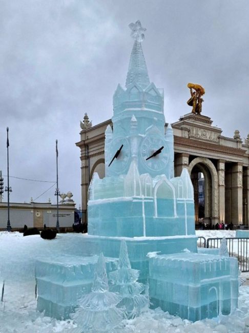 Ледяные скульптуры у центрального входа..